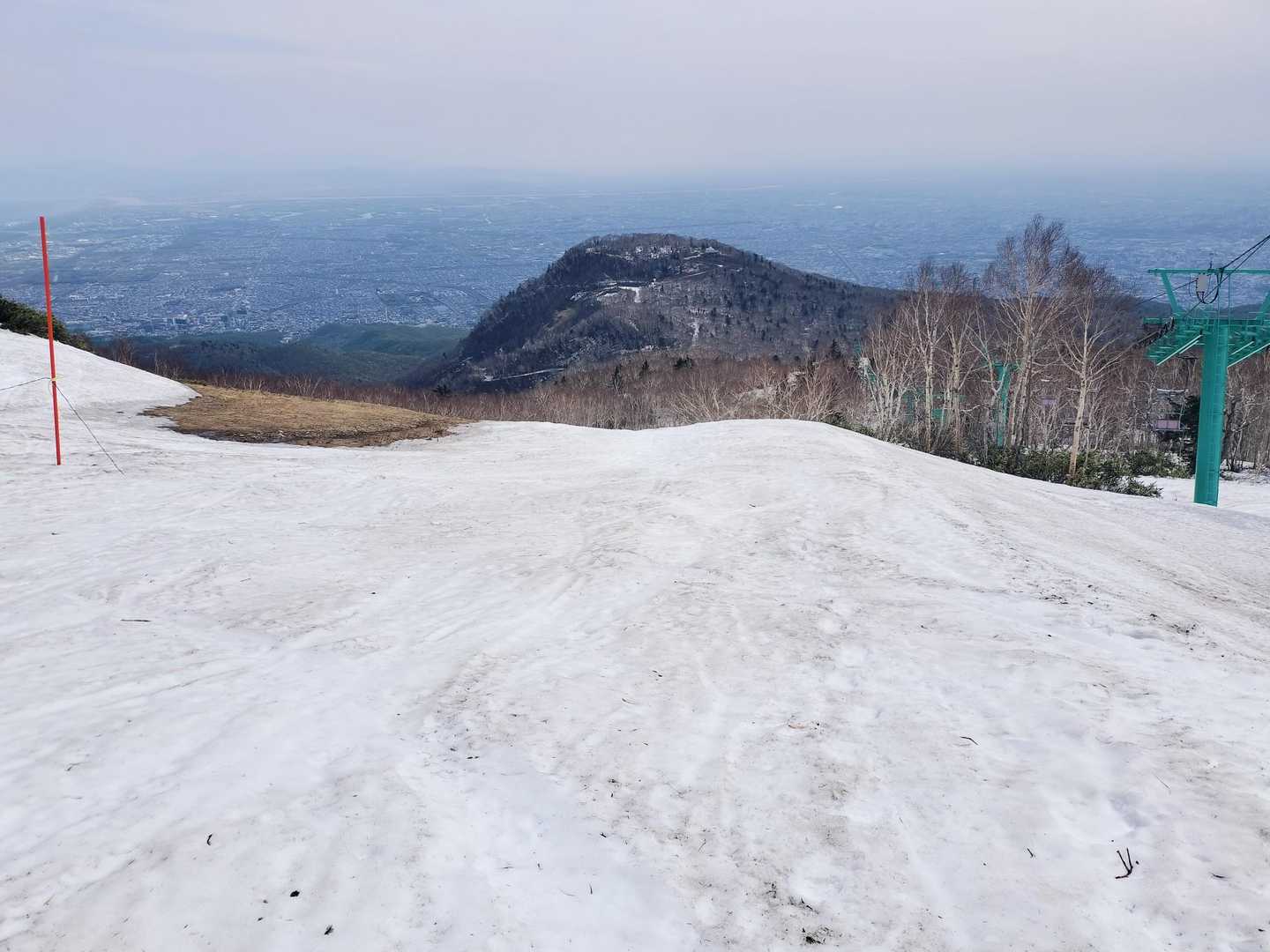 腐れ雪に難儀しながら、バテバテで登り切る。
二日酔いのせいか、変な汗で顔がベタベタ💦