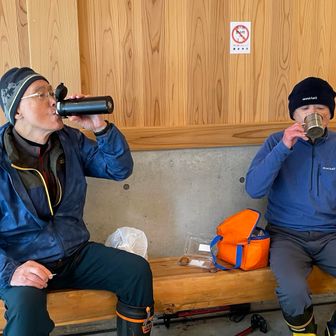 ゆっくりといつものどうでもいいおしゃべりタイムに華が咲いていたトンボたち…🤣

今年も健康を維持して、時にはまだ見ぬ山々を楽しみに行きましょう！🎶
よろしくお願いします🤗