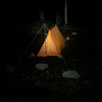 最低気温6℃ぐらいでしょうか、グランドシートに銀シート、中にセリア両面アルミカット、ミニマリストパッドカットとダイソーキャンプマットカットで安眠、上は着込んでもやや寒かった