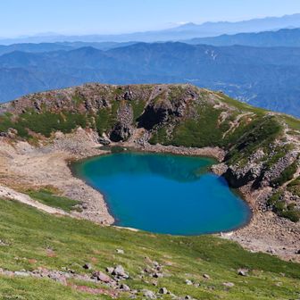 三ノ池
エメラルドグリーンが美しいの火山湖
以前登ったときはパスした周回に向かいます