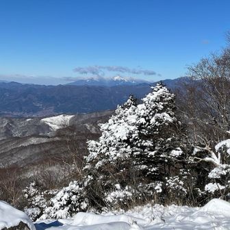 雲に隠れる様に八ヶ岳が見えている。
背後には奥多摩も見えてます。
こんな景色が見えるなんてといつも感動をしている。