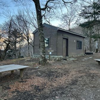 菰釣避難小屋〜一次休憩で使われてる方が多いようです。