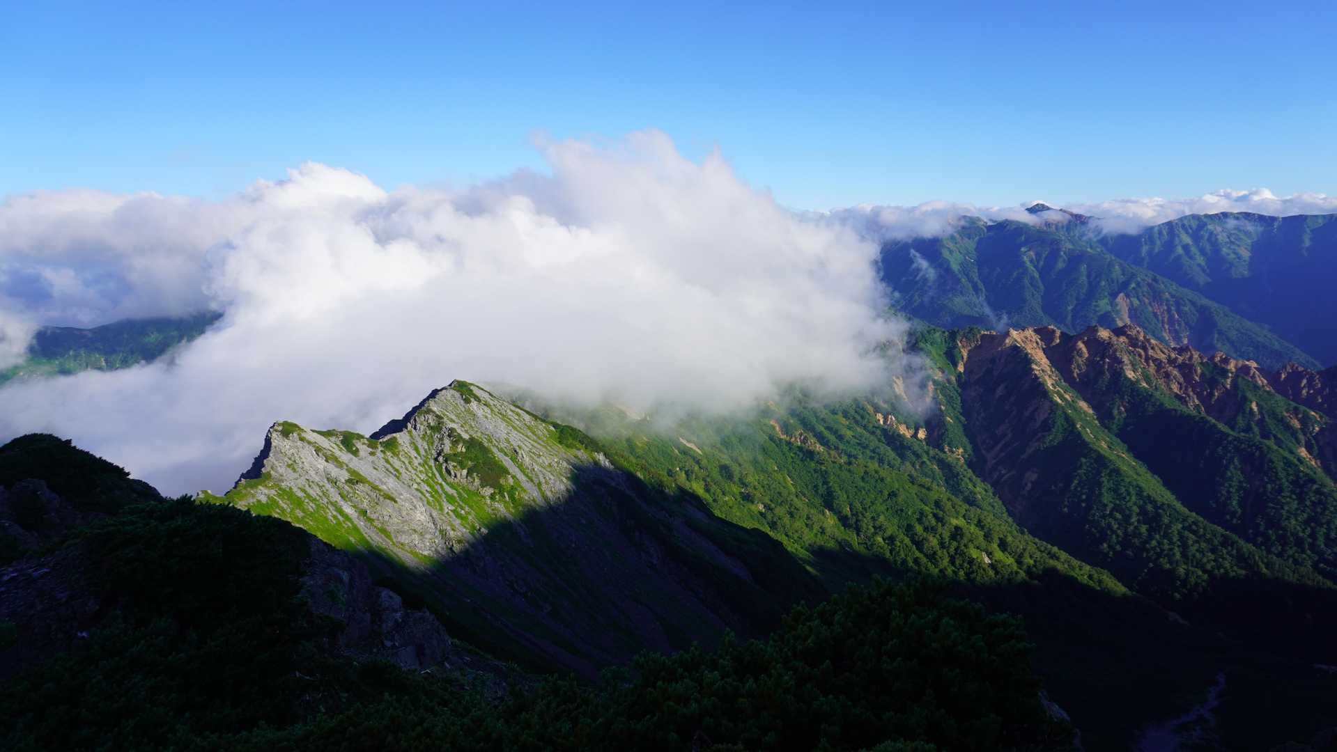 西鎌尾根の南側から北側への滝雲を期待して待っていましたが流れ落ちず