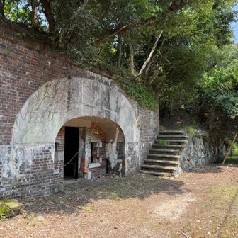 調べてみますと、舞鶴はその昔は軍港で、この砲台は明治時代に日露戦争のために造られたものらしく、第二次世界大戦終了まで使用されていたそうです。
港に攻め寄ってくる軍艦などから防御するための砦でした。
