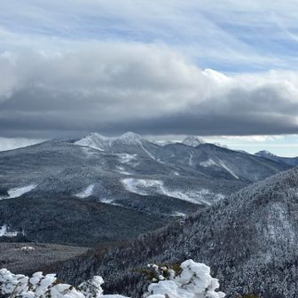 粘りましたが東西天狗とかろうじて阿弥陀岳　右に編笠山。赤岳は見えません