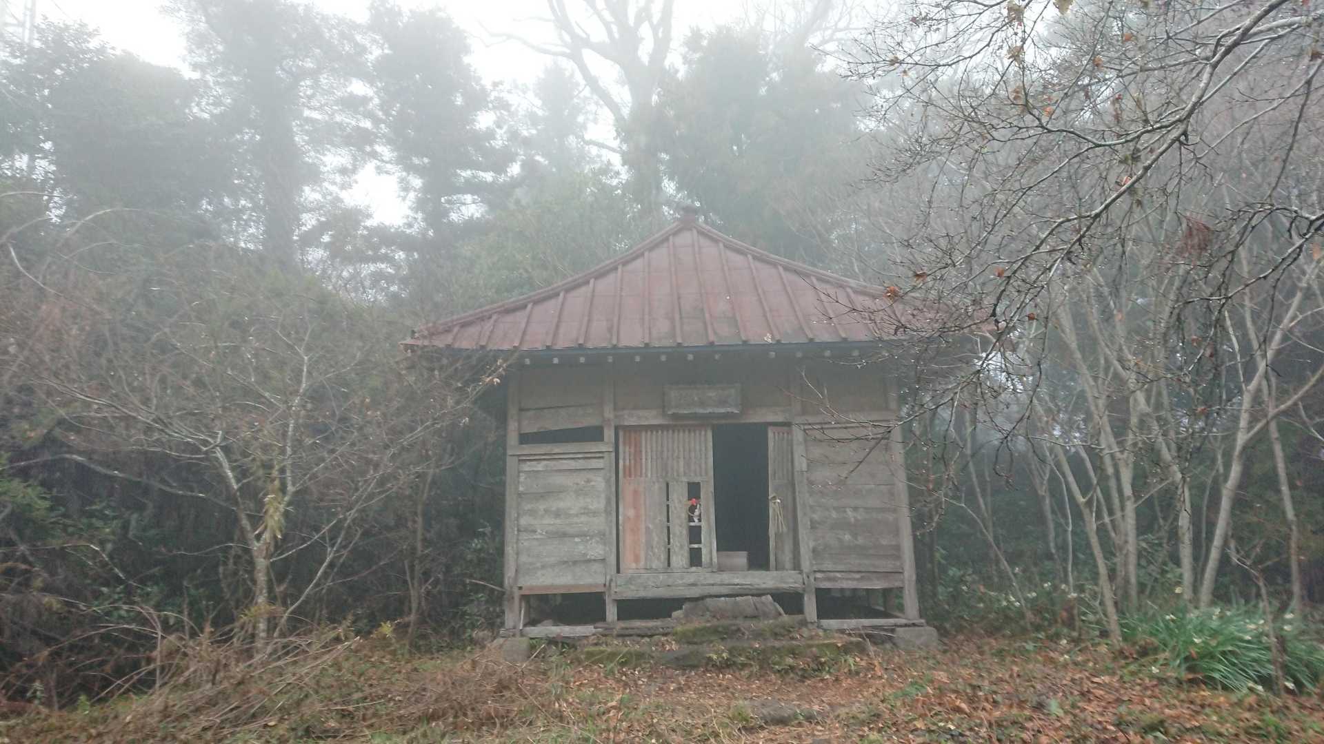 はい、富山の南峰(観音峰)に到着～😄

YAMAPの🚩は先なので、後ろ側に回ってみますね。😉