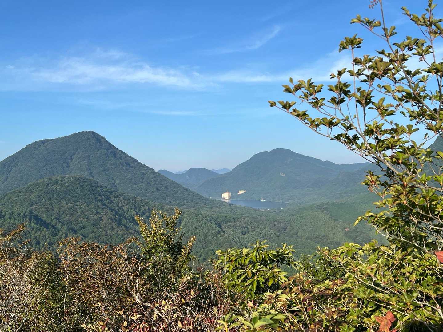 臥牛山からの眺め
榛名富士と榛名湖と
多分あの建物は、ザ・タワー榛名湖