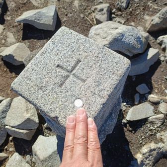 月山三角点にタッチ