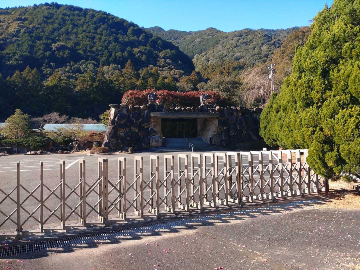 鬼ヶ岩屋温泉跡

今は機械メーカーが所有しているようです。