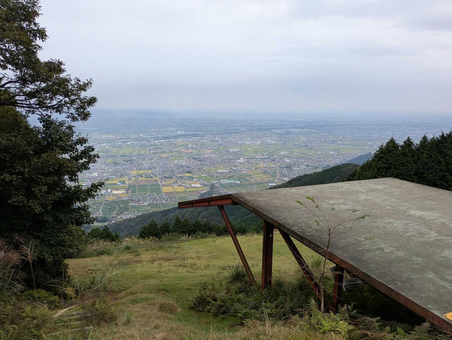 無人の飛び出し台
ここからは尾根道をたどる。