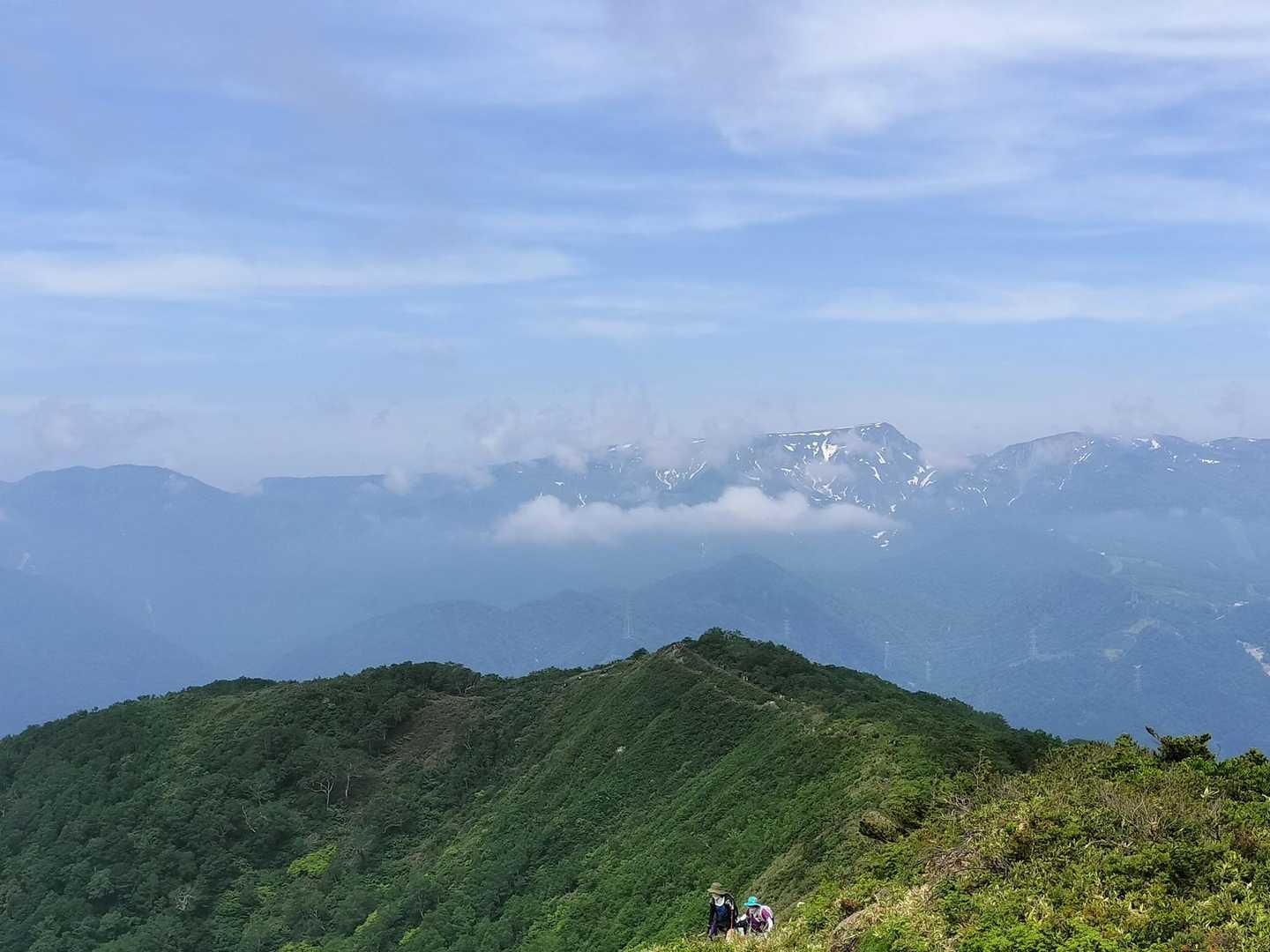 登ってきた稜線と雪の残る苗場山