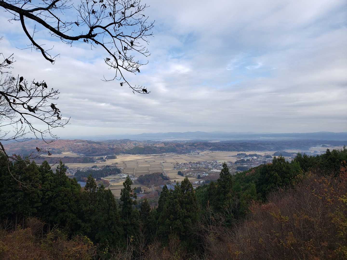 眺め善き❤️
大滝根山や霊山も見えました

ここからの下山道は長い下り坂