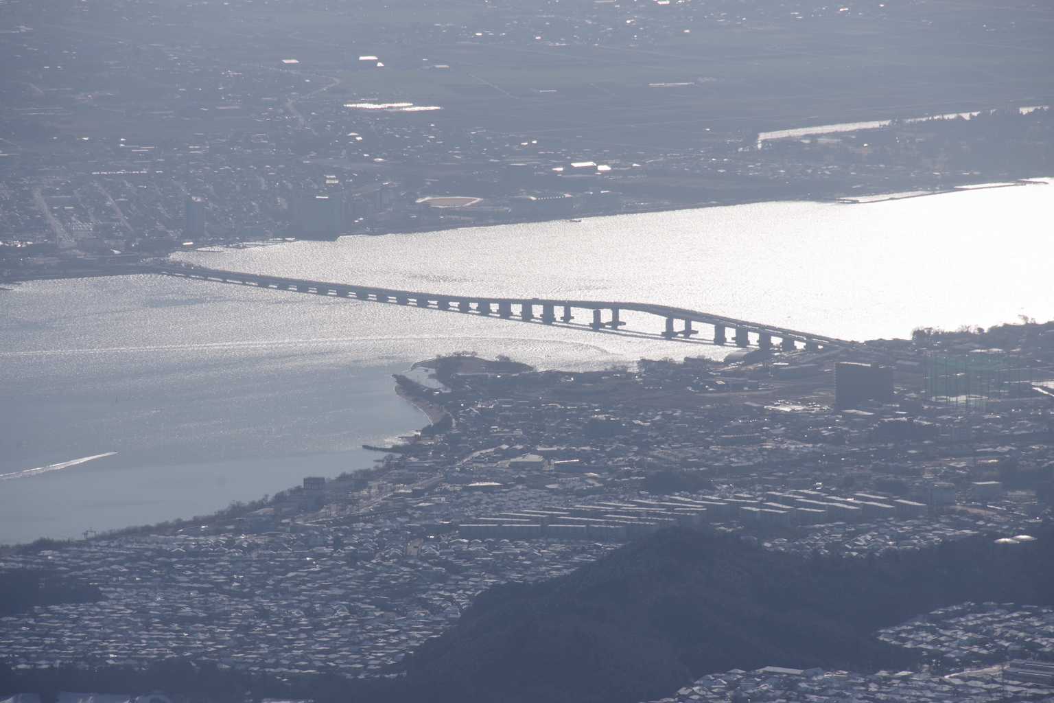 琵琶湖大橋。そういえばこの前（いつだったっけ）真ん中あたりでトンビじゃない猛禽がいたと思うサシバか？ハヤブサか？）