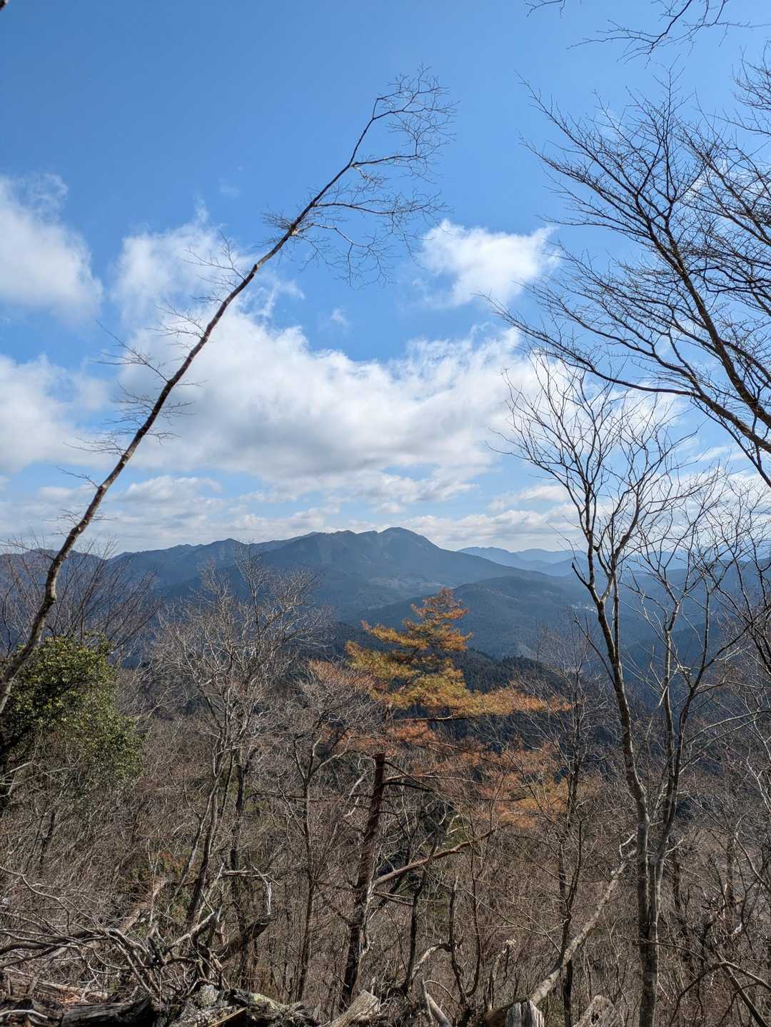 石仏群から少し下った所に廃屋と小堂があった。その近くの見晴台へ上がってきた。曽爾方面のお山が近くに見えた。