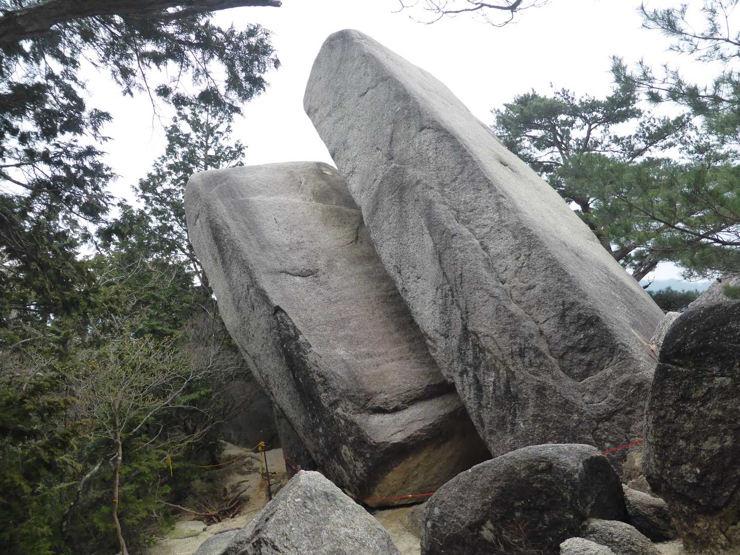 おばれ岩
確かにかなり傾いてるね