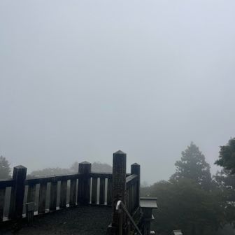 ☔️の下社
わー真っ白
ここでしゅうさんにお会い出来ました
佐藤さんオレオさんも来られている
という情報が