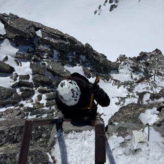 階段はアイゼンを引っ掛けないように。