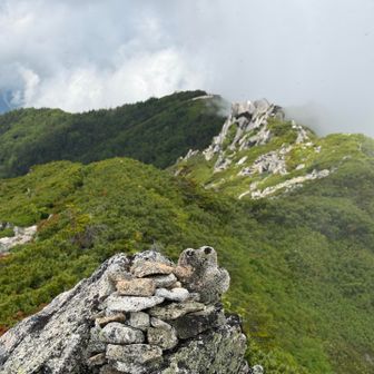 山頂の先