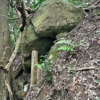 登ることに必死で素通りしそうな大きな岩、祀られてました