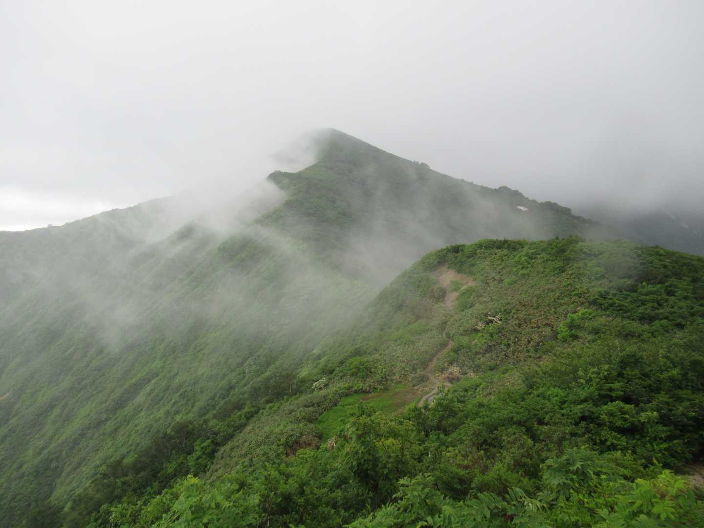 小朝日岳の雲は晴れるかな？