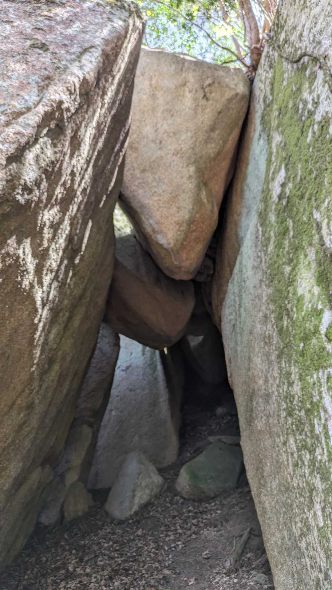 とにかく大きな岩🪨
