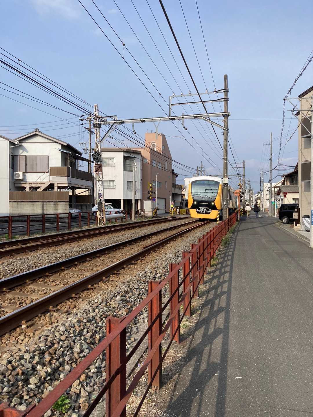 静鉄電車の線路沿いを歩きます