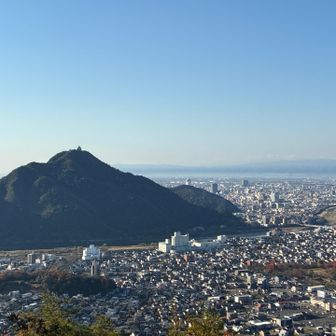 長良山からの展望　正面に金華山と岐阜城
この景色を見たくて四つのコースの中から　ここを通るコースを選んだのですが実は1番手強くて！💦