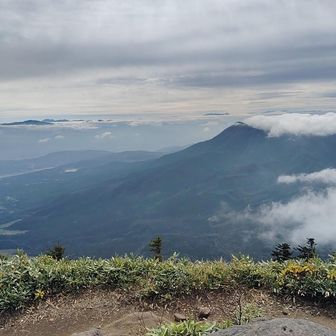頂上から町と雲と湖と山脈見えます
