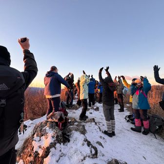 初日の出のタイミングに併せて何故か全員で万歳三唱です😅