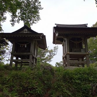 2つの社が建てられた山頂に着きました。右の葉山宮の中に掲げられた詳細な説明文をじっくりと読みました。1393年に開山されて以降、20年毎に交互に建て替えられてきました。葉山信仰の凄味を感じました🤨。