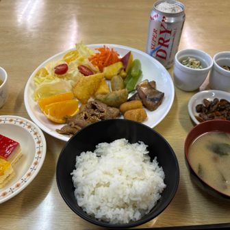 楽しみにしていた夕ご飯
普段はビュッフェですがこの日は人数の関係でプレートに盛り付けてくださいました
品数の多さとボリュームに感動　山小屋でなめこのお味噌汁は初めてだなぁ　全てが本当〜においしかったです！
同ルートを逆から歩くソロのお兄さんとお話しながらゆっくりと
