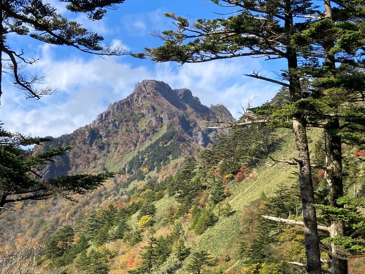 山頂の小屋がクリアに見えました