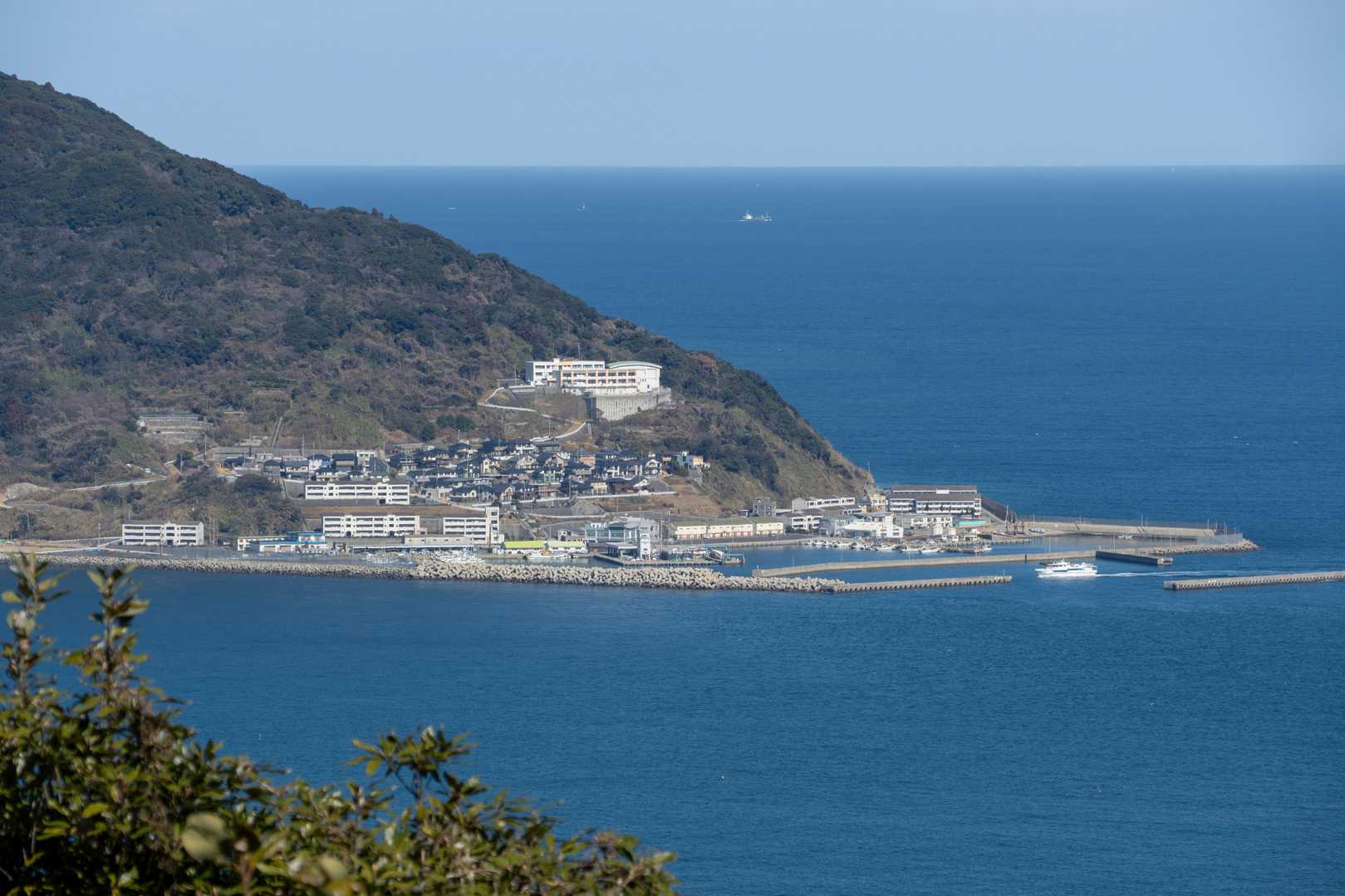 21年前、福岡県西方沖地震で甚大な被害を受けましたが、今日はそんなことを感じさせないような穏やか玄界島

福岡市営渡船 「みどり丸」がちょうど港内に