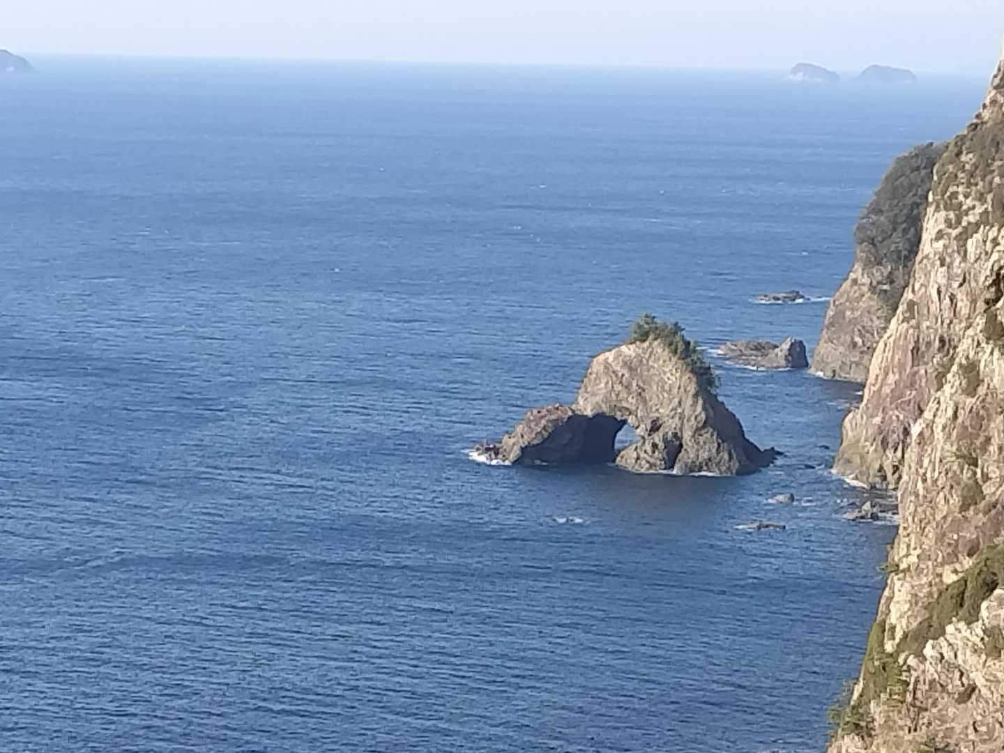 ここにも穴が空いている島がありました。