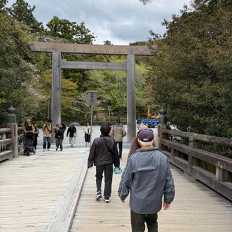 まずは宇治橋を渡って