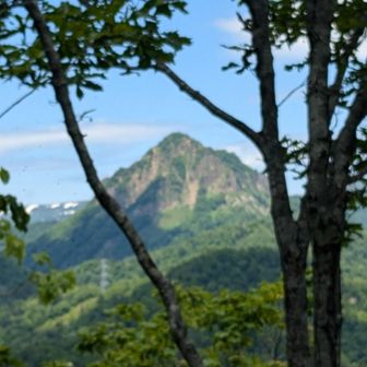 頂上から昨日登った定山峡天狗岳