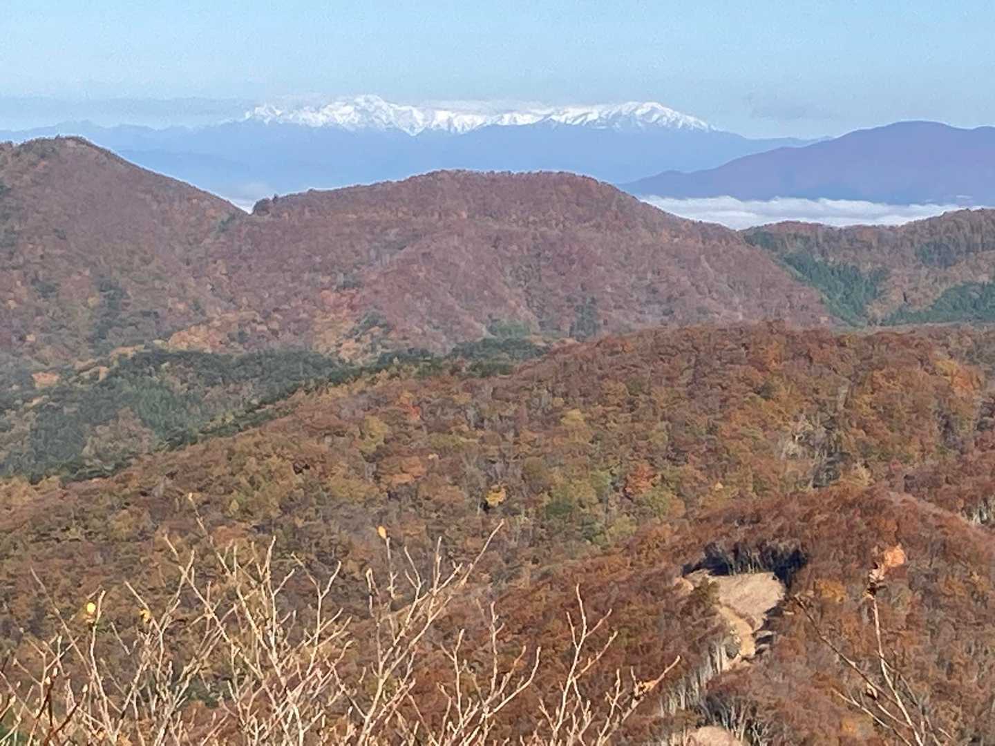 北西の飯豊連峰をズーム