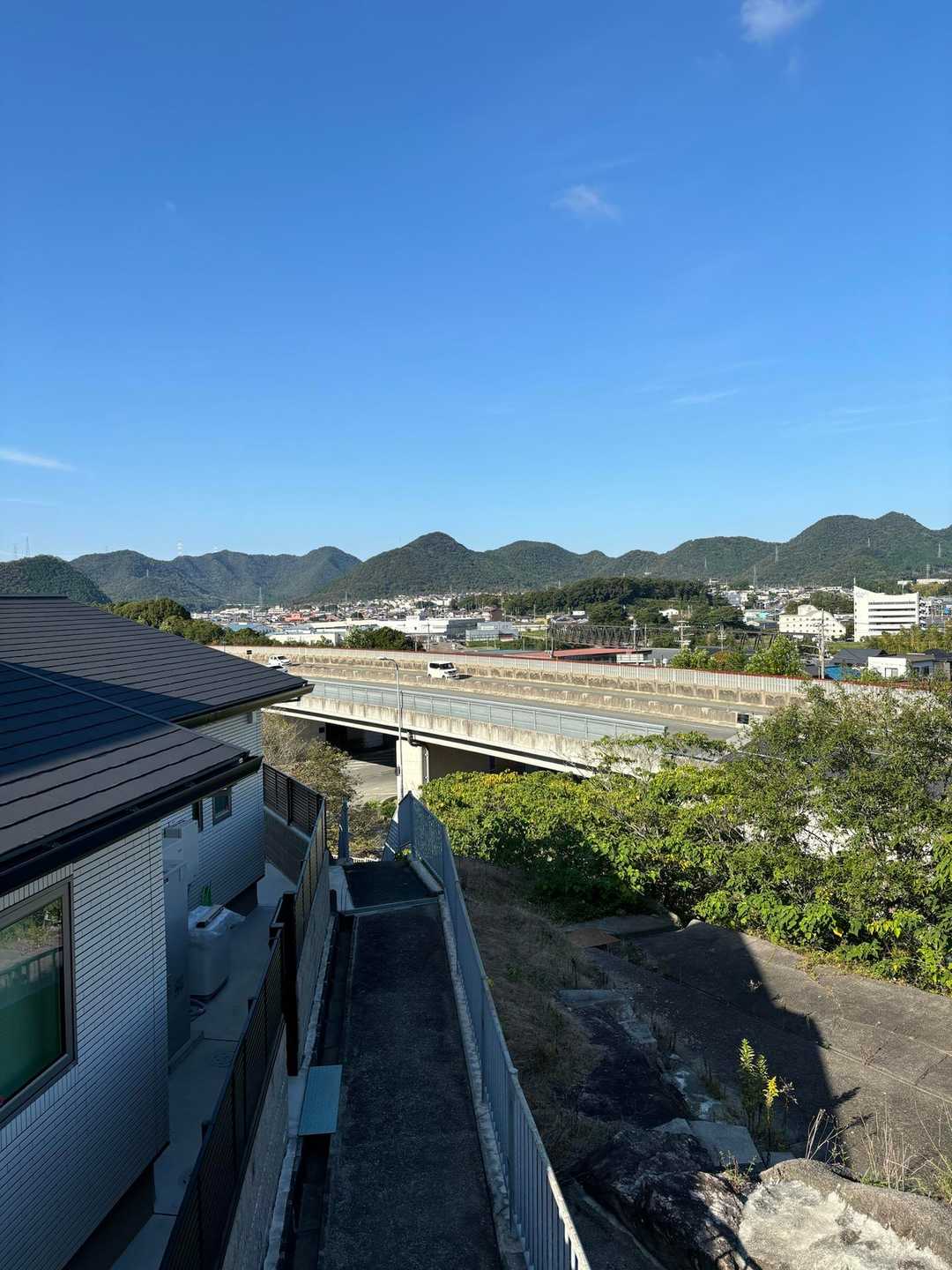 道路の下をくぐります