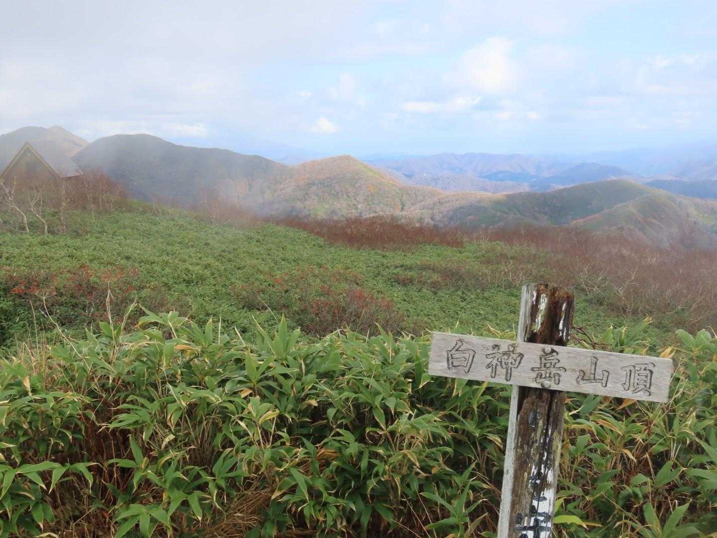 白神岳頂上に着きました。きつかった～！というのが本音です。