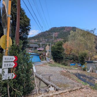 バス通りに合流。あれが登下山してきた聖武連山じゃないかしらん。