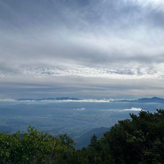 右手は甲斐駒、中央は八ヶ岳かな？