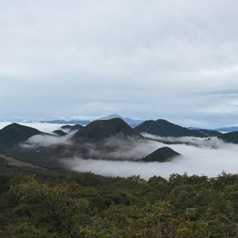 山頂から榛名富士方面
一番奥は浅間山
