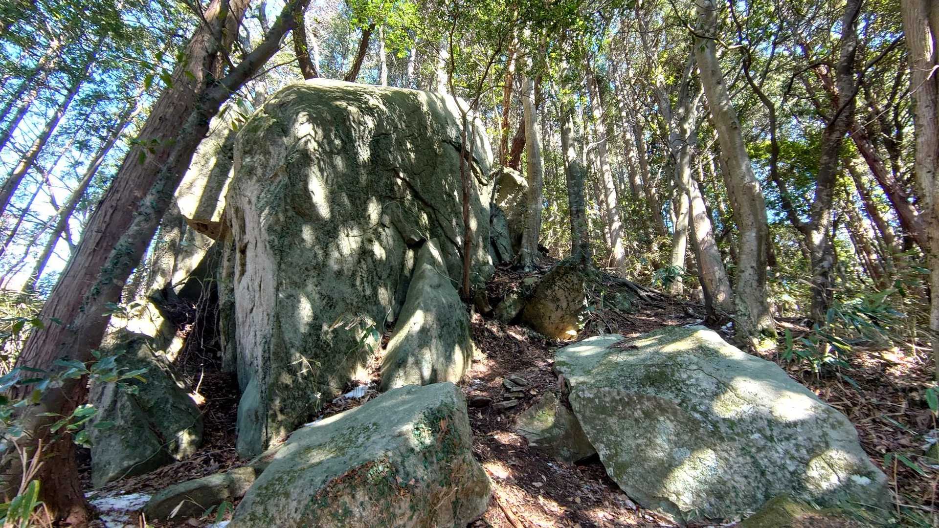神々が宿る大岩