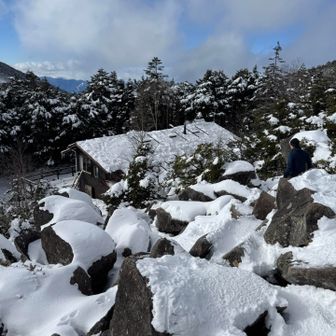 高見石小屋🛖
雪少なめ。