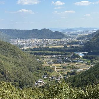 展望岩から南東方向を望む。右手に見えるのは千鳥橋。