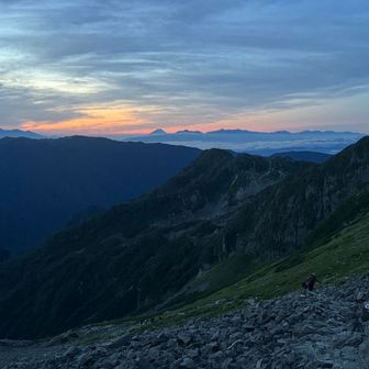 徐々に明るくなる登山道