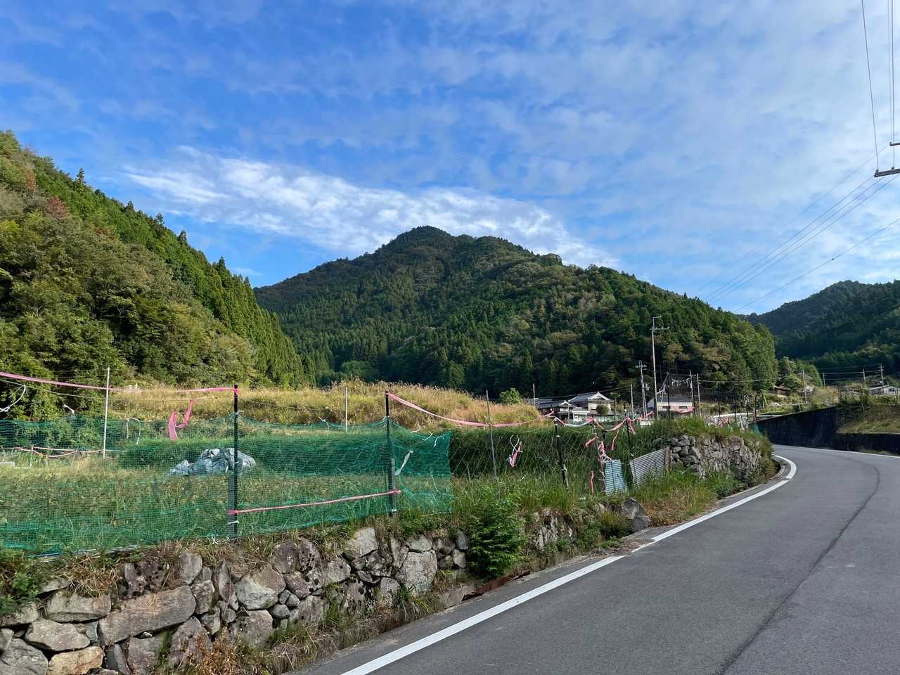 今から登る白髪岳が青空の中に見えます⛰
