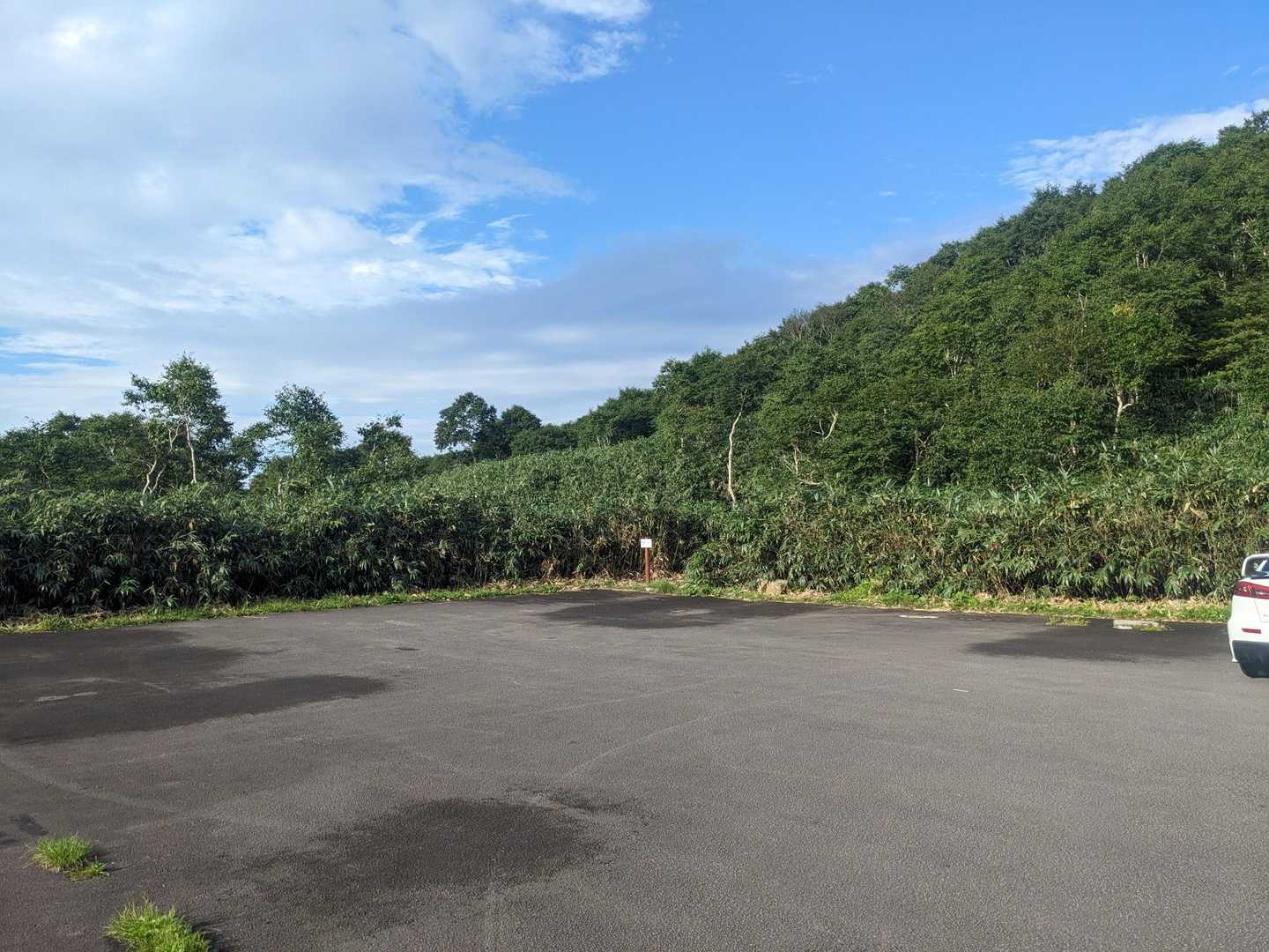 目国内岳登山口駐車場　誰も居ません