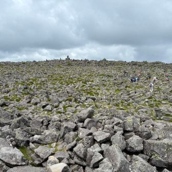 山頂は独特の景観
荒涼とした岩の平地です