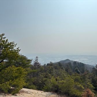 霞の向こうは‥
綿向山、竜王山などなど日野の山々